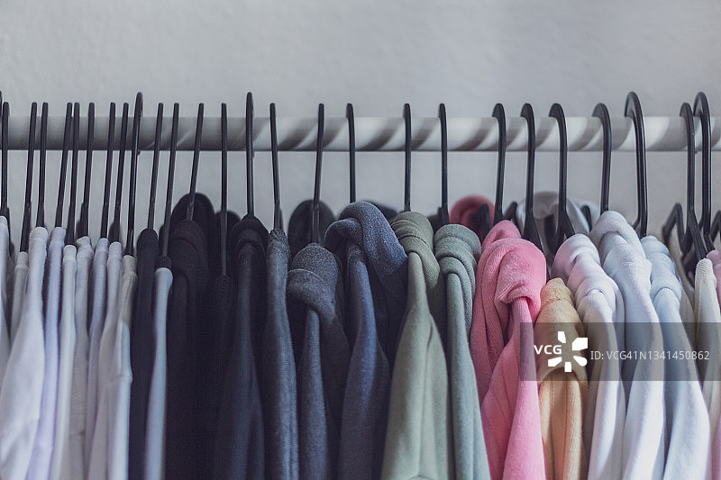 衣柜里挂在衣架上的衣服图片素材