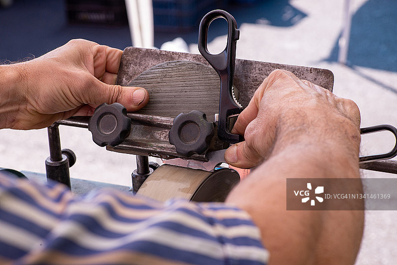 在砂轮上磨剪刀图片素材