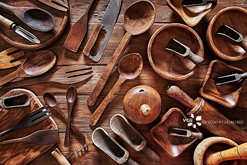 乡村背景上的木制厨房用具俯视图图片素材