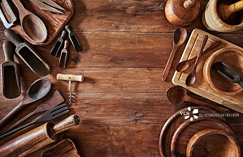 乡村背景上的木制厨房用具俯视图图片素材