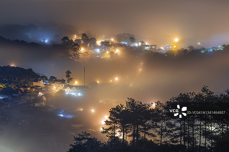 雾锁城市图片素材