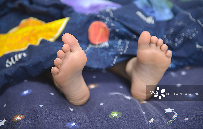 男孩们在床上的脚图片素材