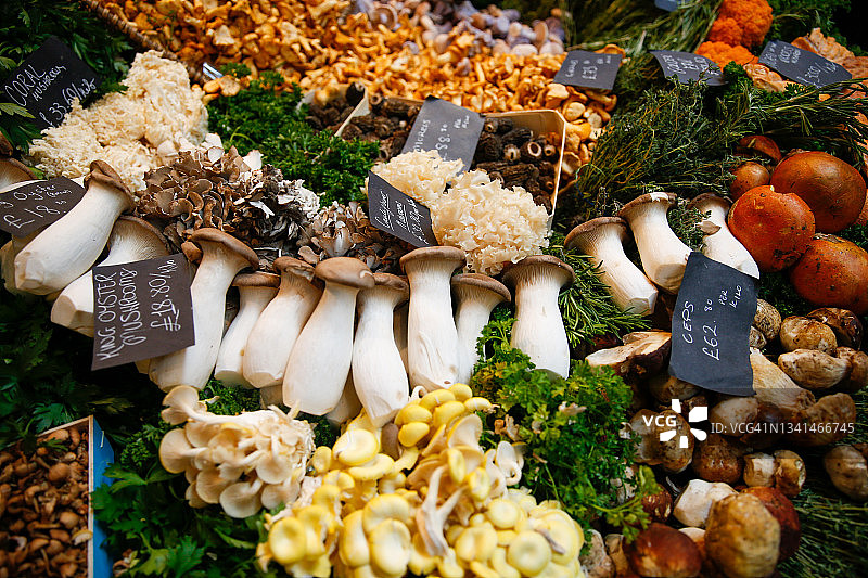 市场摊位上的蘑菇图片素材