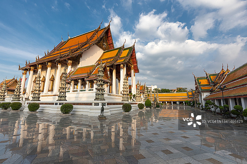 阳光明媚的曼谷苏泰寺图片素材