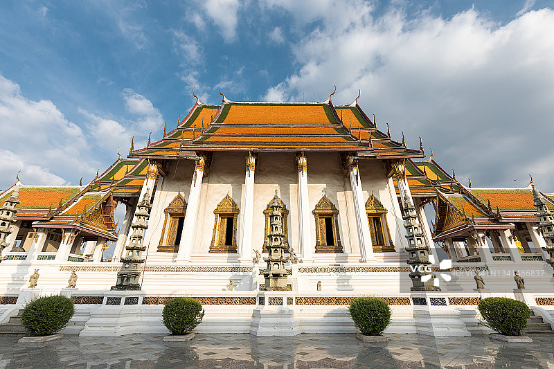 阳光明媚的曼谷苏泰寺图片素材