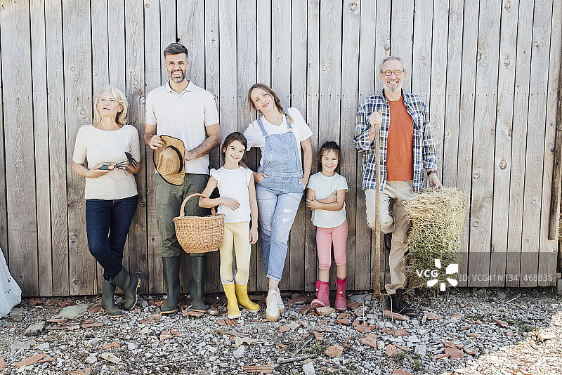 在牧场上快乐的一家人的肖像图片素材