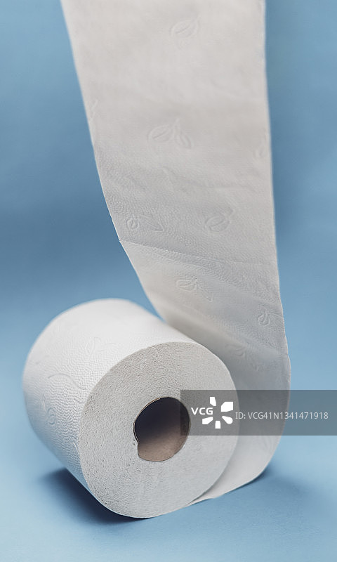 蓝色背景上的卫生纸图片素材