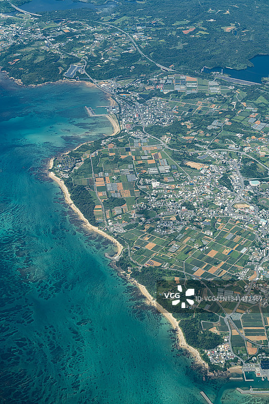 从飞机上俯瞰日本冲绳县宜野座村图片素材