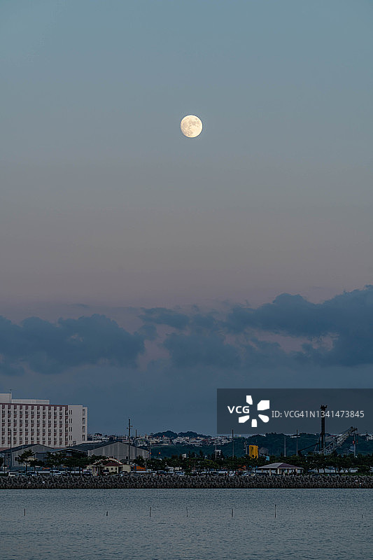 冲绳海滩上的日落月亮图片素材