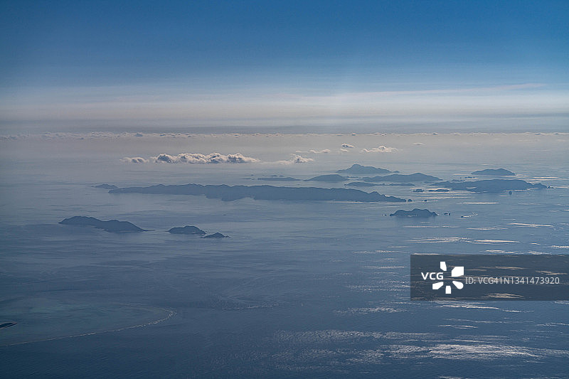 从飞机上俯瞰日本冲绳县的庆良间群岛图片素材