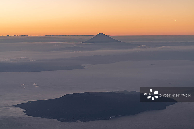 飞机航拍日本东京富士山和大岛图片素材