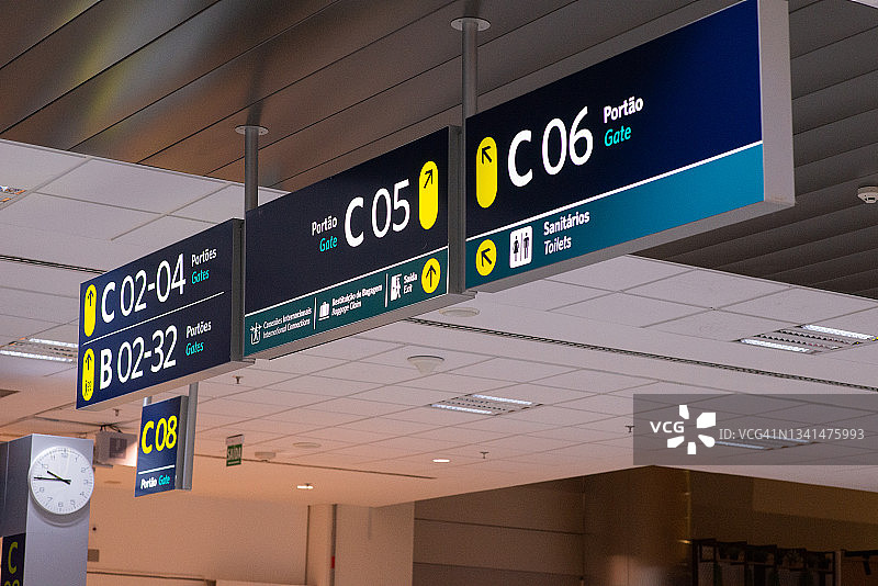 葡萄牙语和英语机场标志图片素材