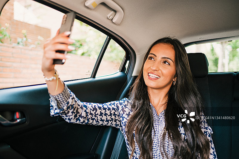 积极的女人在车里自拍图片素材