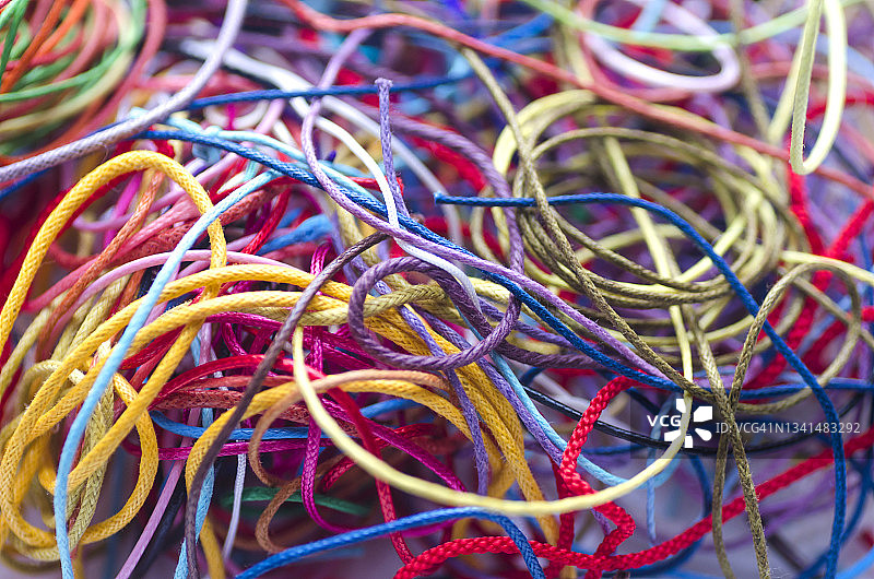 缠绕在一起的彩色皮革鞋带图片素材