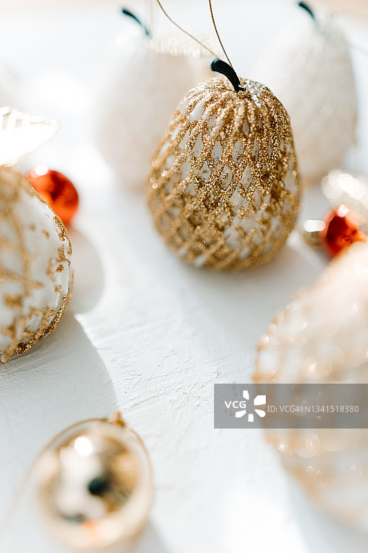 圣诞树上的衣架装饰品图片素材