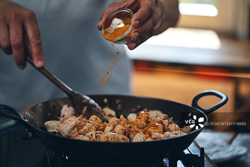 在厨房制作印度咖喱鸡图片素材