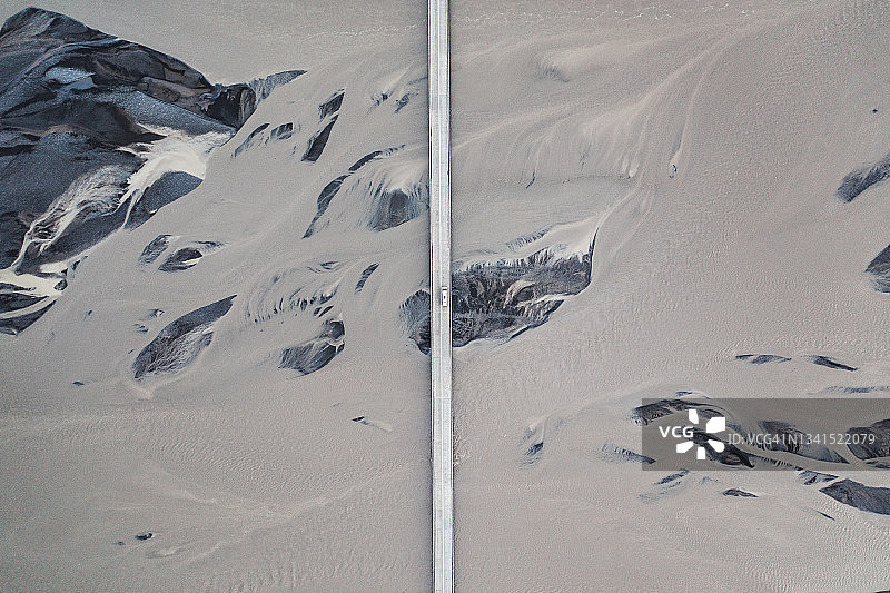 冰岛辫状河上露营车过桥航拍图片素材