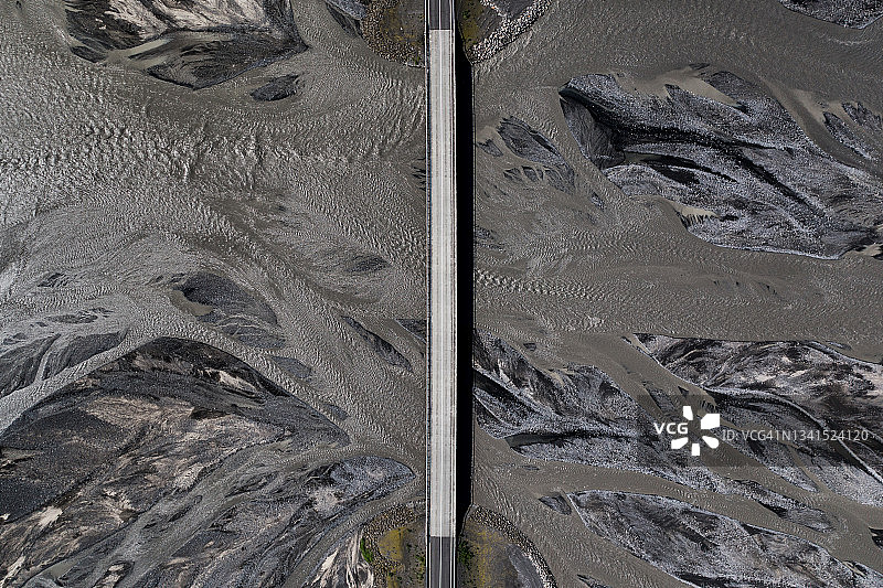 冰岛，辫状河上桥梁的无人机垂直拍摄图片素材