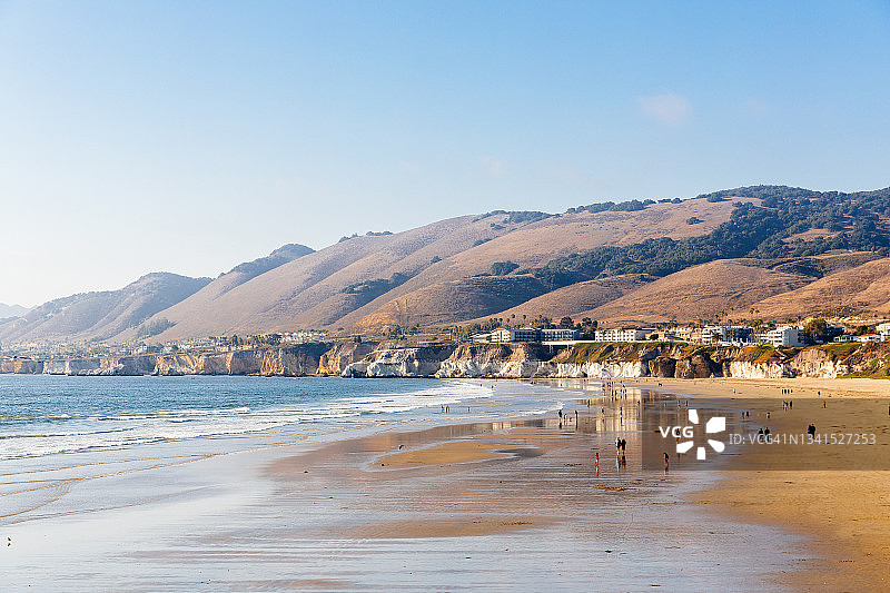 阳光明媚的加利福尼亚皮斯莫海滩小镇风光图片素材