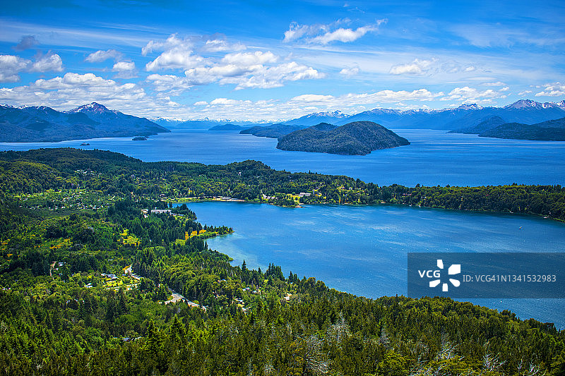 阿根廷巴里洛切内格罗河巴塔哥尼亚 Campanario山湖泊、森林和山脉全景图片素材