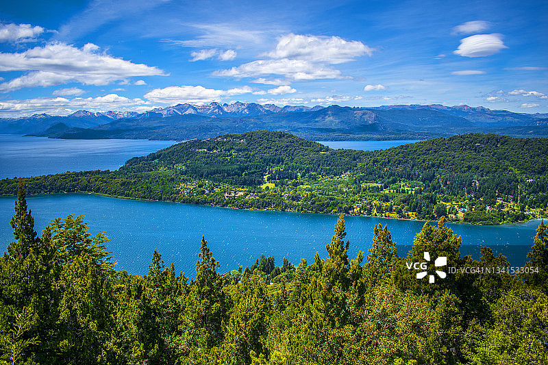 阿根廷巴里洛切内格罗河巴塔哥尼亚 Campanario山湖泊、森林和山脉全景图片素材