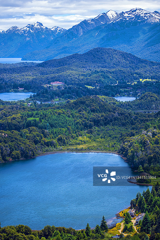 阿根廷巴里洛切内格罗河巴塔哥尼亚 Campanario山湖泊、森林和山脉全景图片素材