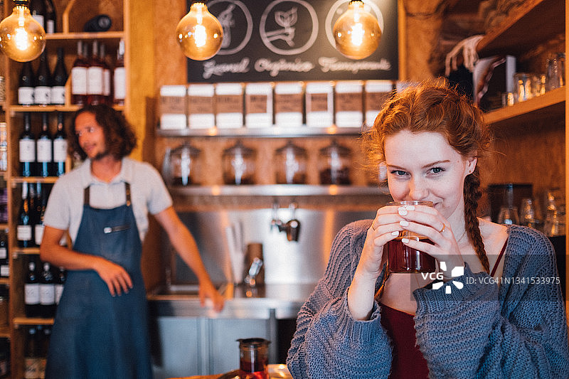 年轻女人在零浪费商店喝茶图片素材