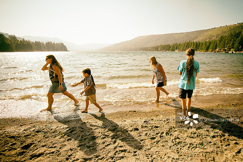 多代同堂的幸福家庭在湖边散步玩耍图片素材