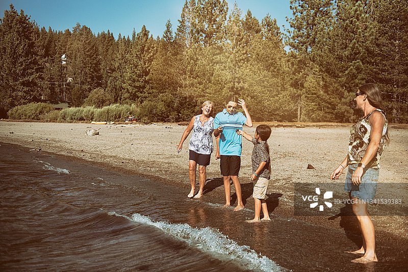 多代同堂的幸福家庭在湖边散步玩耍图片素材