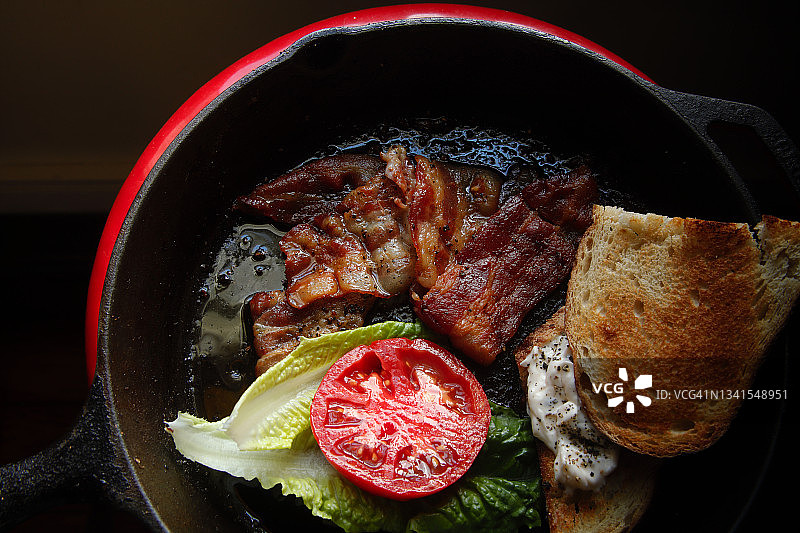 锅中的剩余BLT三明治图片素材