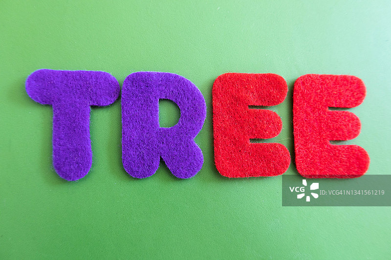 各种颜色的毛毡字母拼写“树”图片素材