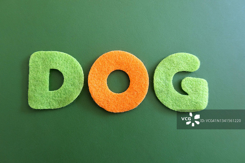 彩色毛毡字母拼写的“狗”字样图片素材