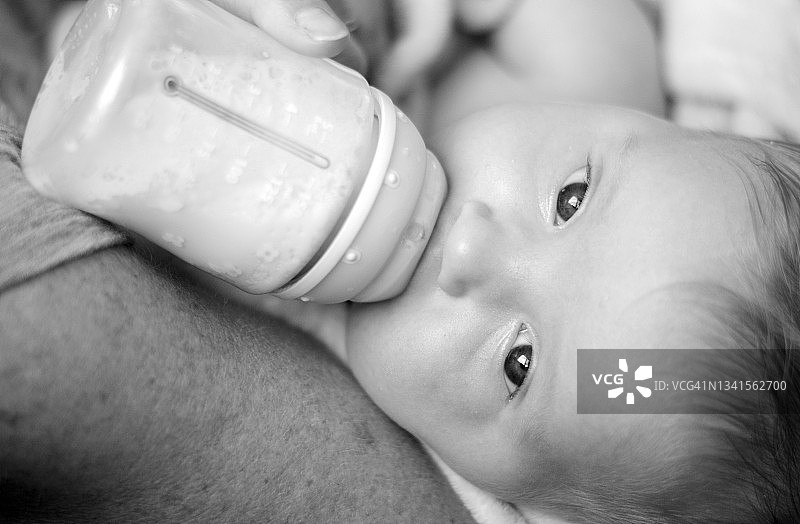 婴儿用奶瓶喝水图片素材