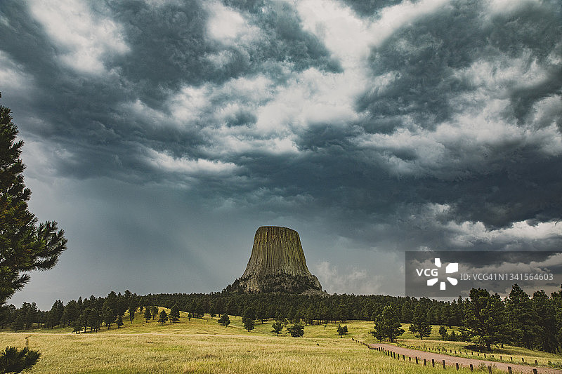 黑暗风暴云下的魔鬼塔纪念碑岩石图片素材
