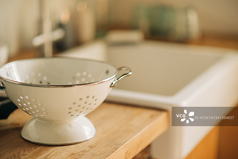 厨房桌上的滤锅和托盘图片素材