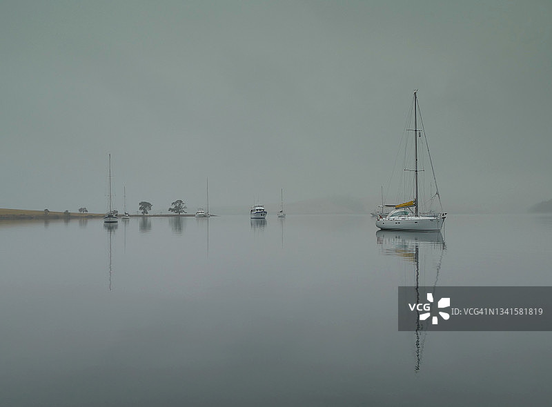 澳大利亚塔斯马尼亚布鲁尼岛巴恩斯湾雾中的船只图片素材