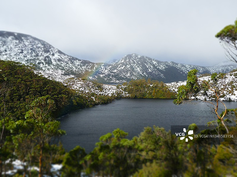 摇篮山-圣克莱尔湖国家公园，澳大利亚塔斯马尼亚的莉拉湖上空的彩虹图片素材