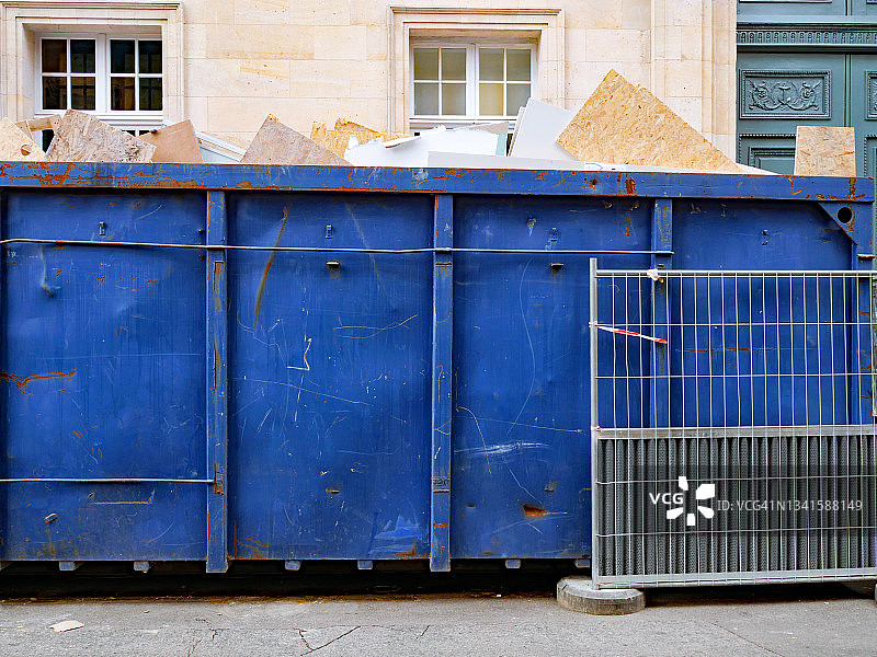 巴黎街道上的建筑垃圾箱图片素材