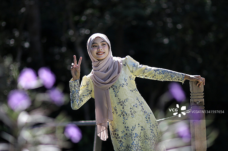 现代年轻穆斯林女性图片素材