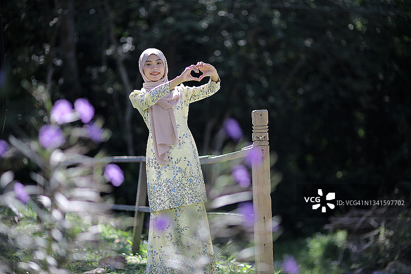 现代年轻穆斯林女性图片素材