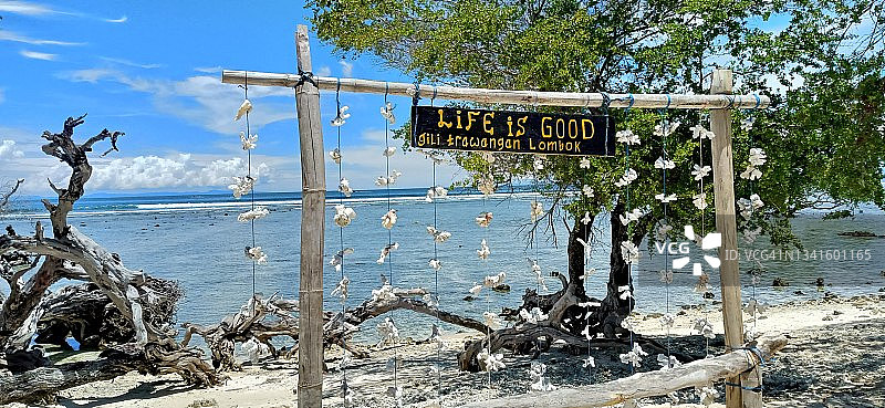 吉利群岛的漂流木标志牌，书写着“生活真美好”图片素材