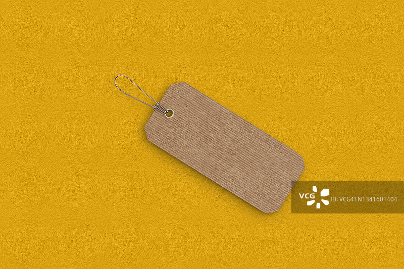 黄色背景中的再生纸板标签图片素材