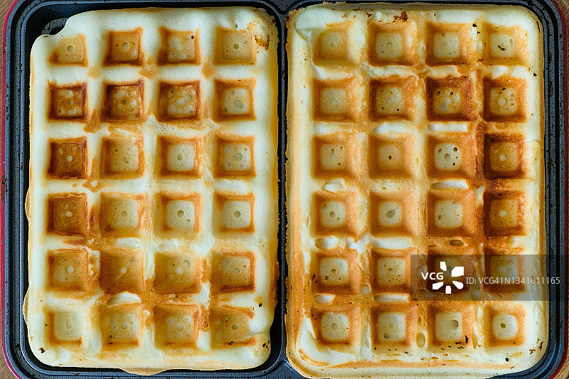 新鲜出炉的华夫饼：家庭食谱烹饪理念图片素材