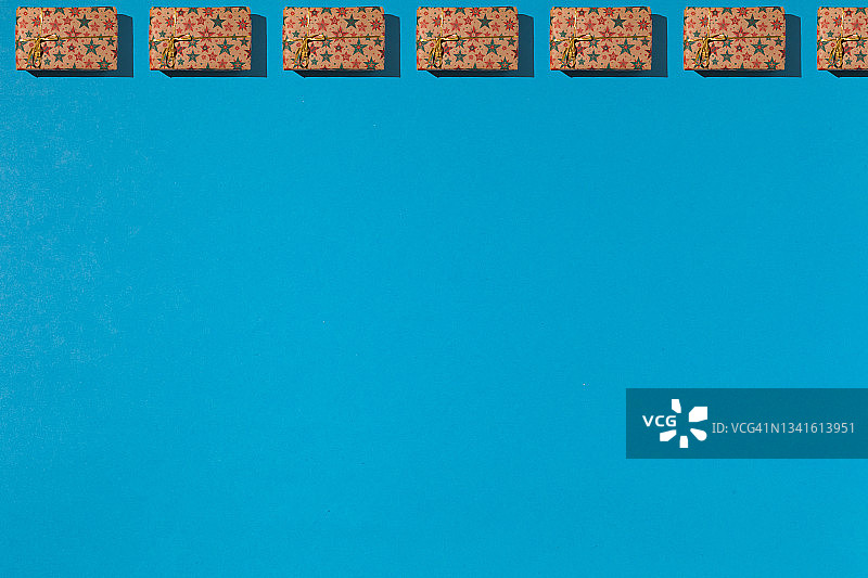 蓝色背景上的星星纸包装礼品盒图案图片素材