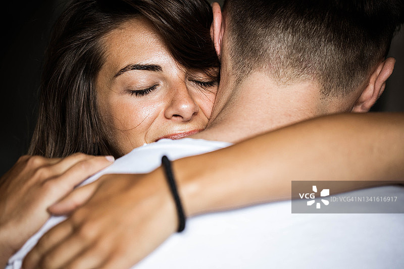 闭着眼睛拥抱男友的女子图片素材