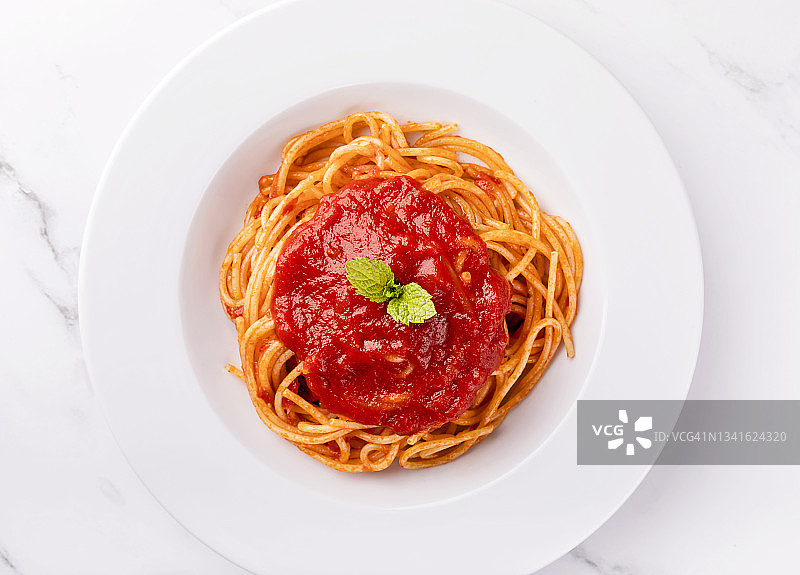 白色背景上的意面配番茄酱图片素材