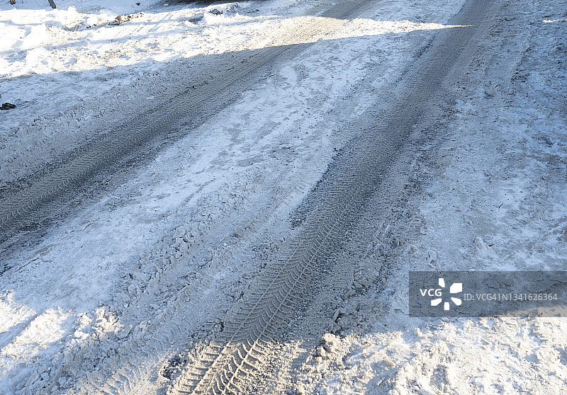 冬日覆盖着积雪的道路，德国图片素材