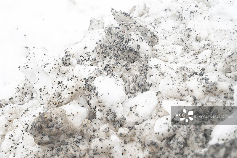 德国冬季被雪覆盖的鹅卵石图片素材