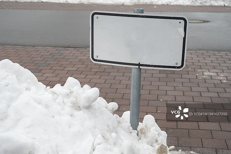 德国柏林雪地里的路标图片素材