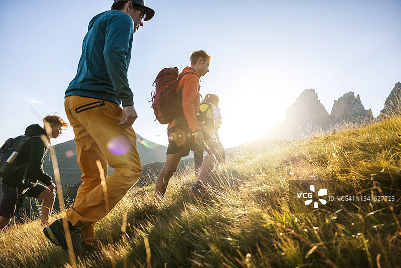 朋友们在日落时分登山图片素材